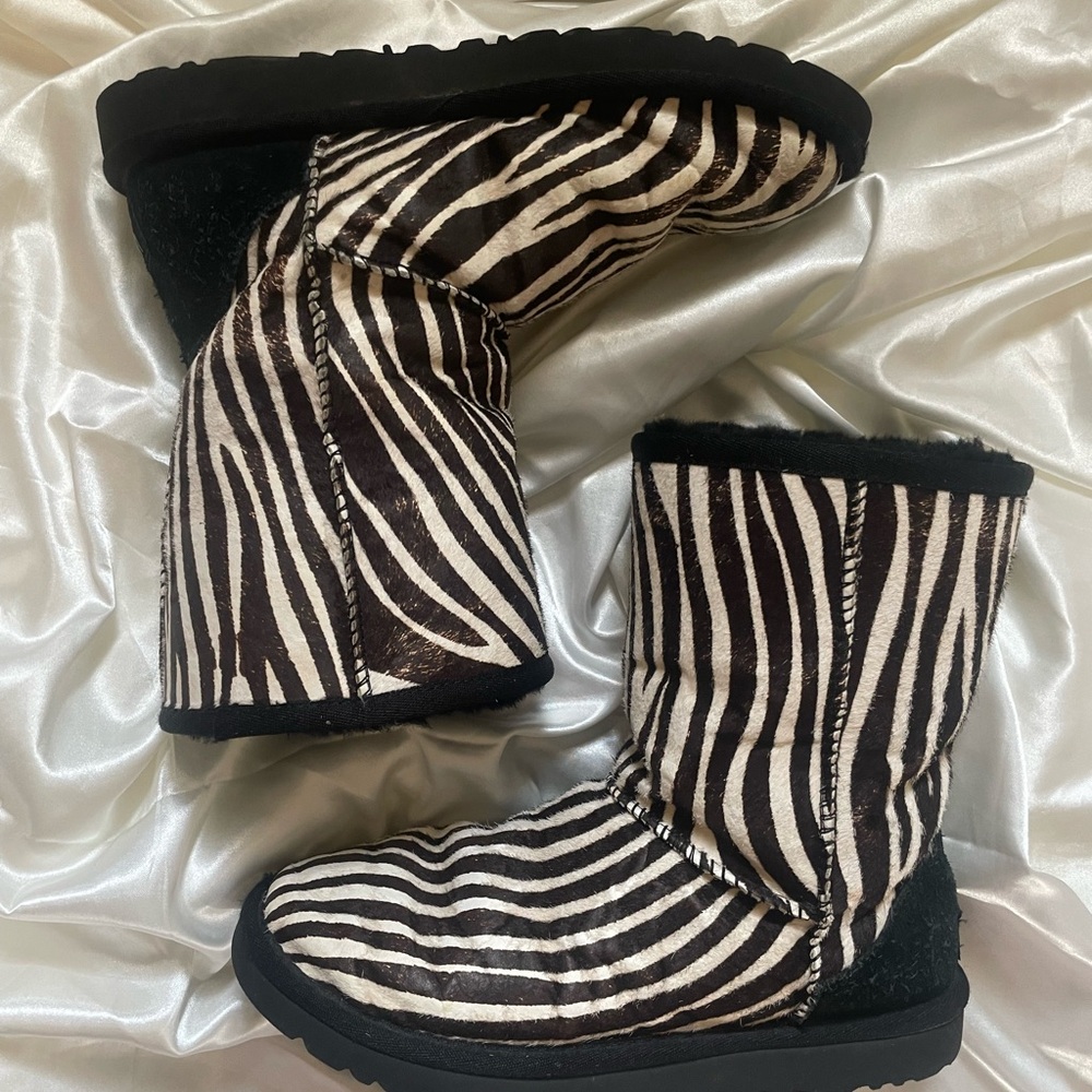 UGG Australia, zebra print . Cow hair, A little scuffed but stilll cute !!